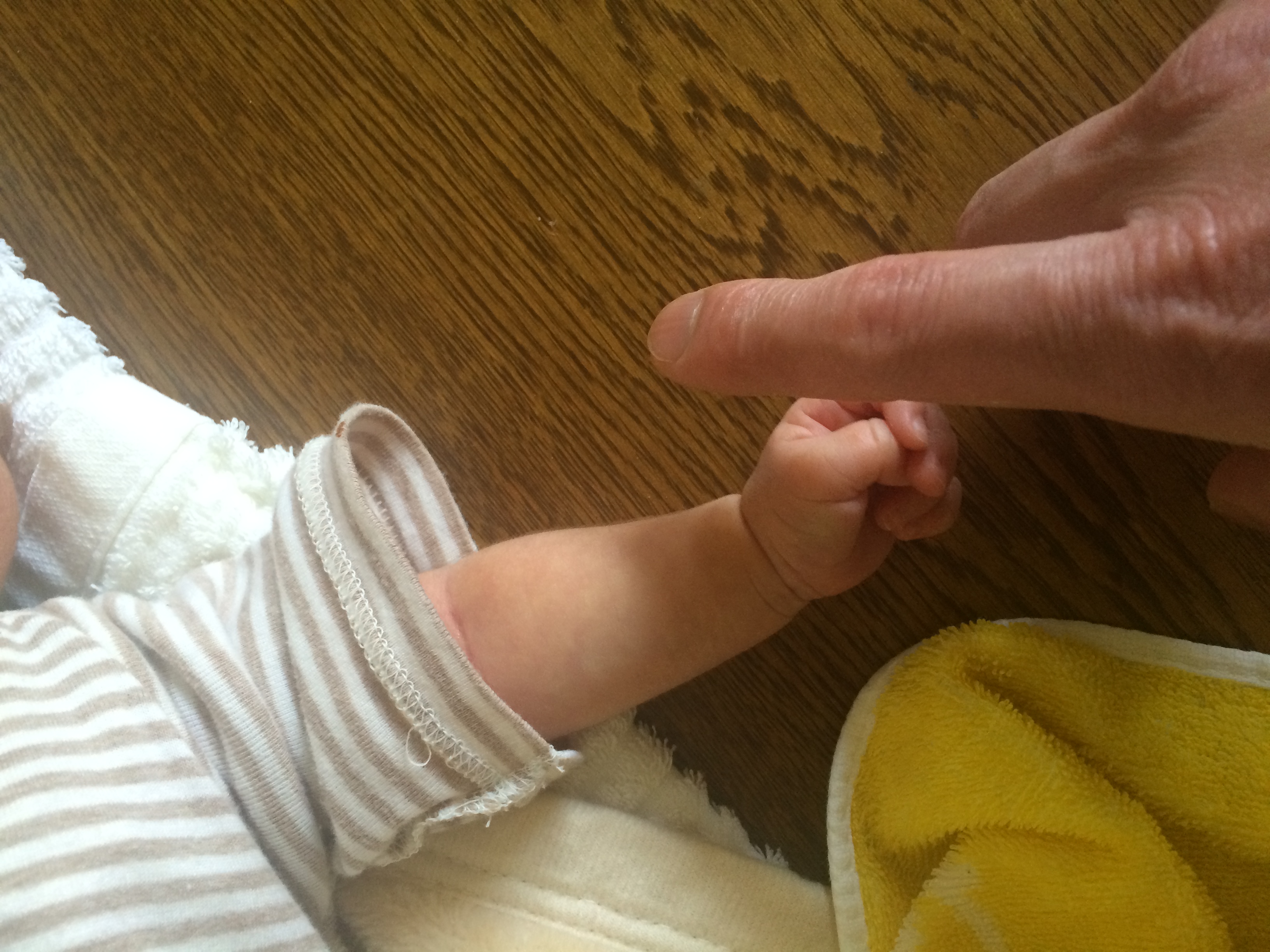 とても小さい赤ん坊の手！