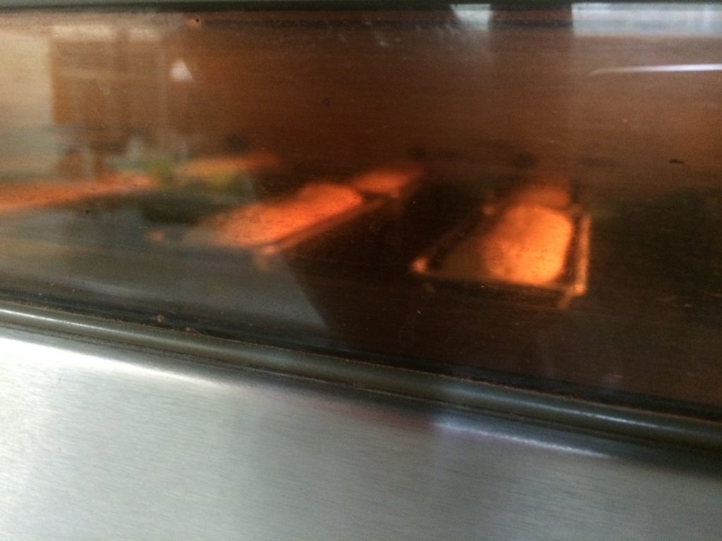 オーブンでじっくり焼かれるパウンドケーキ
