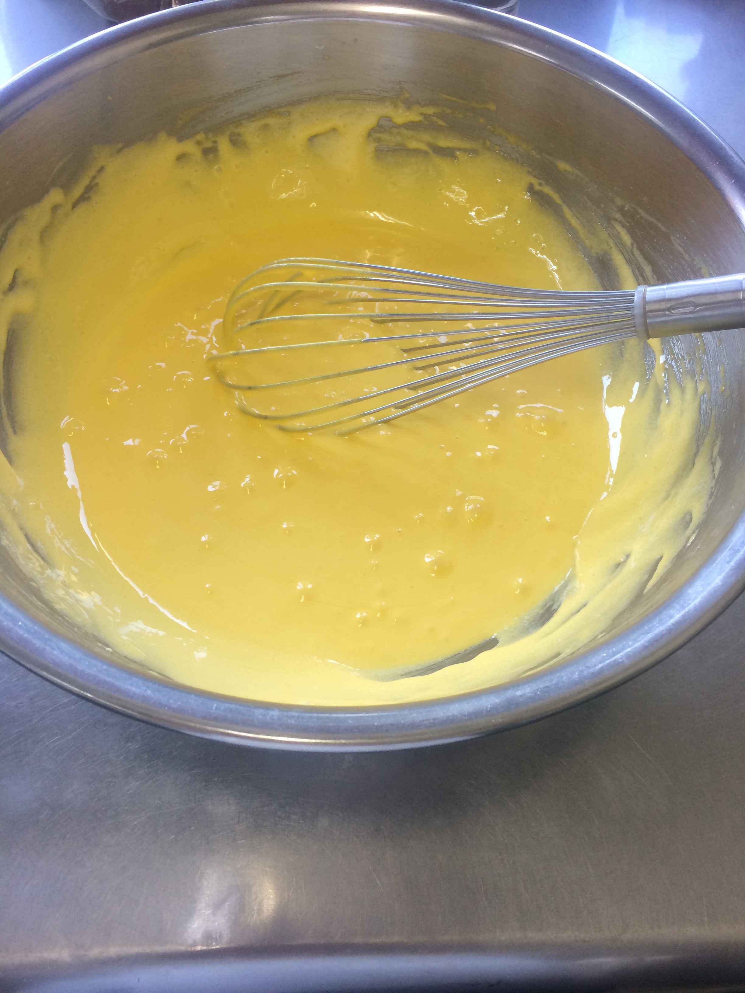 卵黄と砂糖を白っぽくなるまですり混ぜます