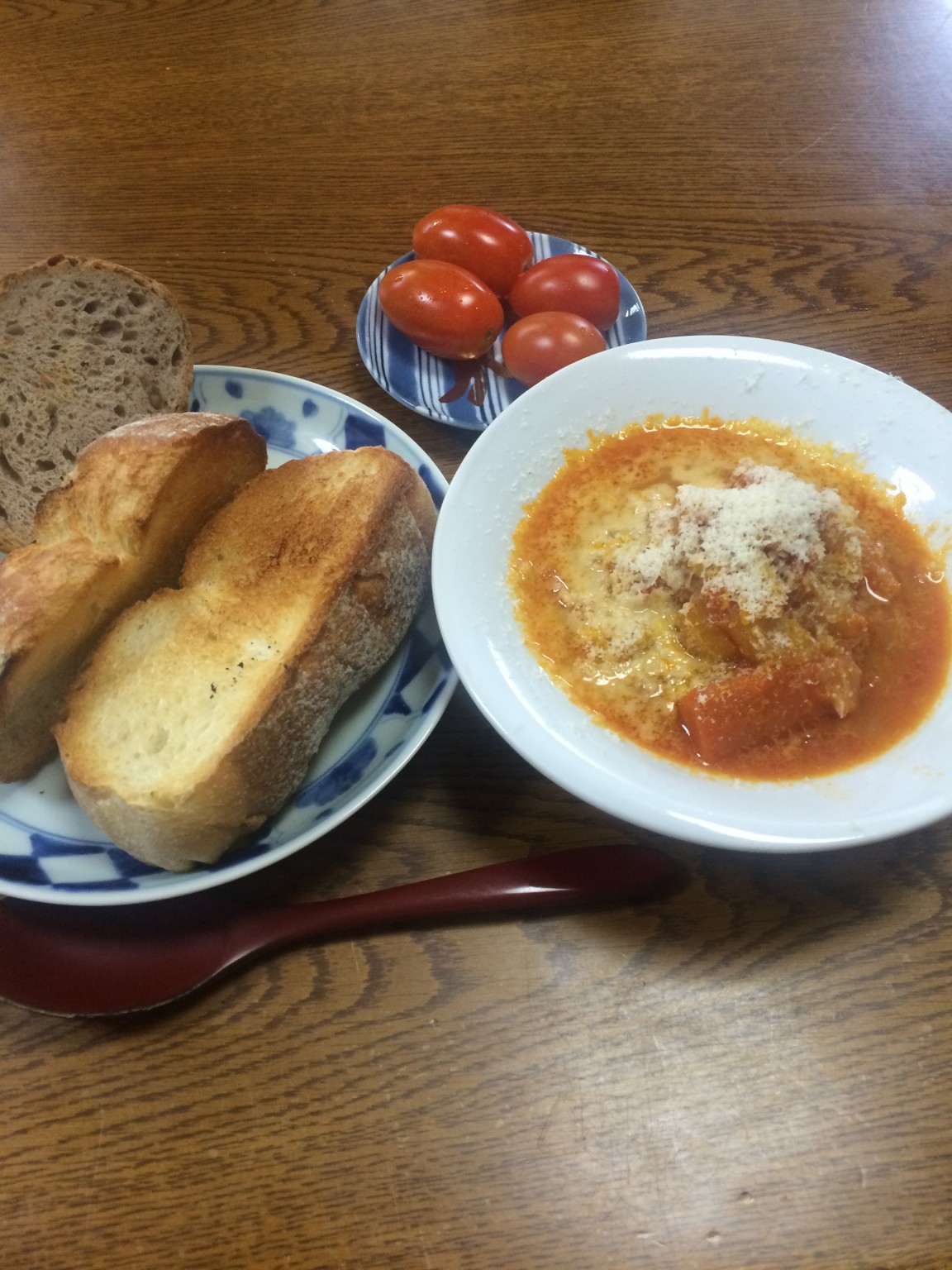 トマトと玉ねぎのスープがメインの朝食(^_^