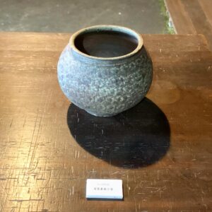 井銅さんの象嵌（模様を彫ったもの）の小壺
