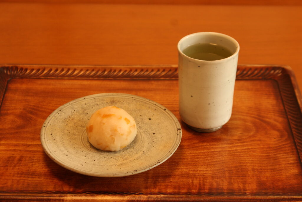 井銅さんの三島皿と湯呑み