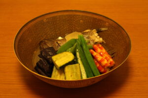 井銅さんの器に魚の酒蒸しと夏野菜